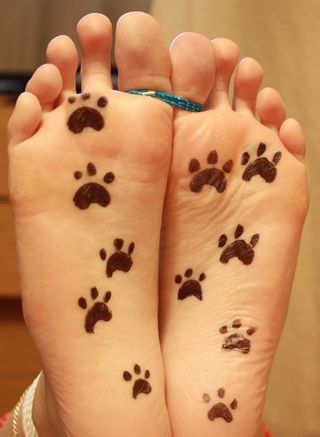 decorated feet with tied toes